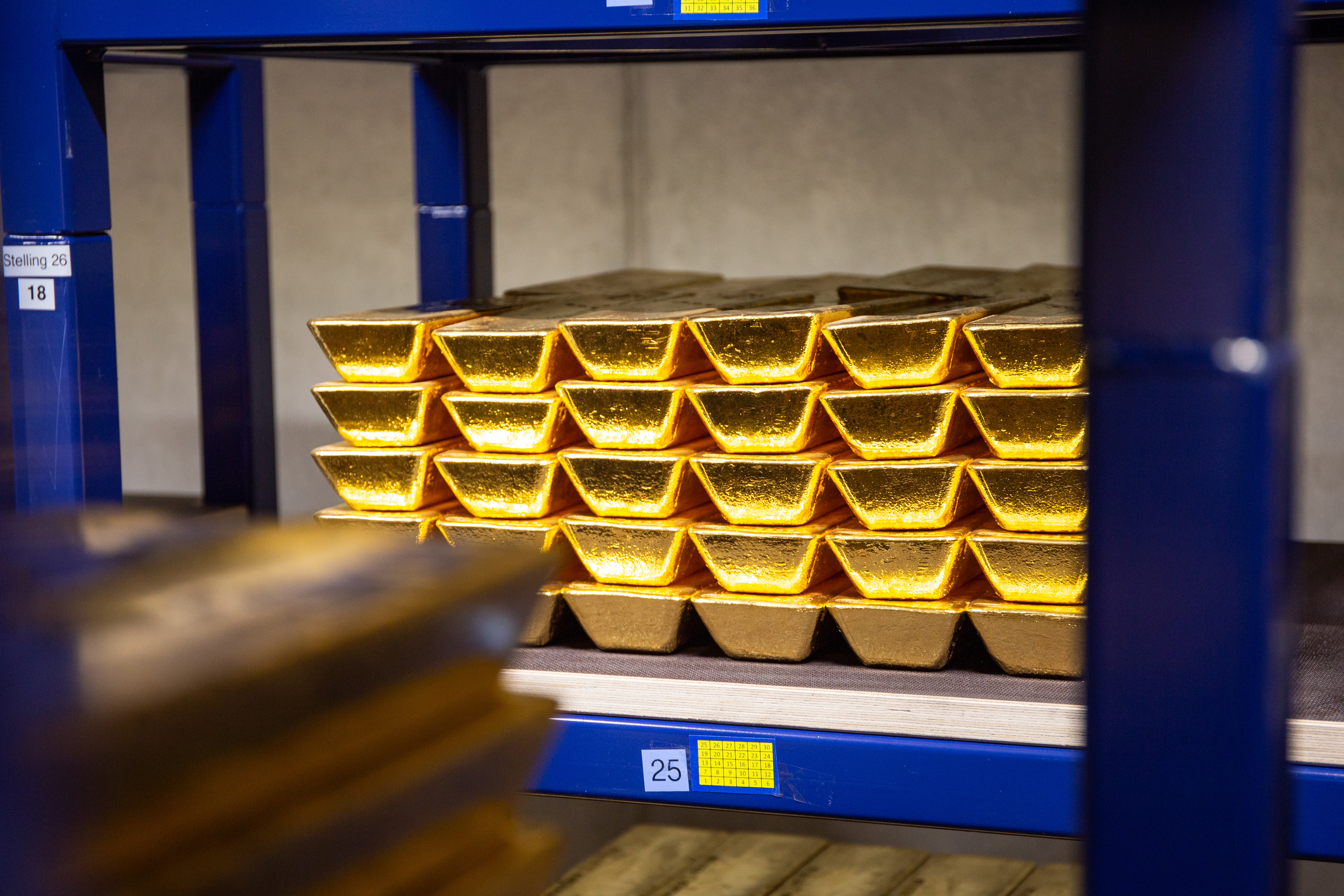 Lingotes de oro apilados en estanterías azules dentro del Cash Centre del banco central de los Países Bajos (DNB), en Zeist