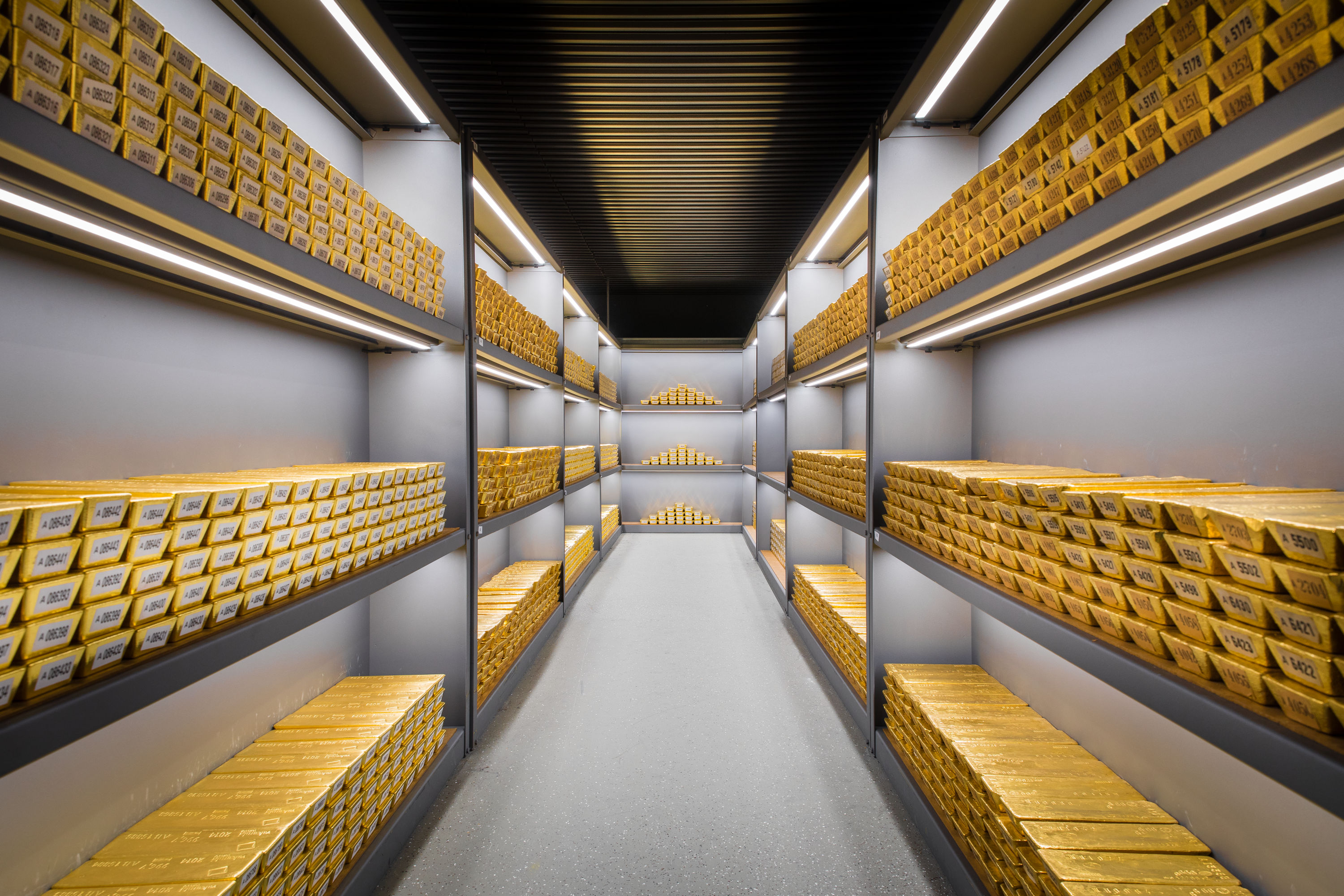 Pasillo de la bóveda del Deutsche Bundesbank con estanterías llenas de lingotes de oro.